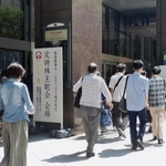 阪急阪神ホールディングスの株主総会に足を運ぶ株主＝１４日午前、大阪市北区