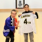 桂小文枝（右）と伊藤史隆支配人