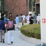 阪急阪神ホールディングスの定時株主総会会場に向かう株主ら＝１４日午前、大阪市北区（撮影・大島光貴）