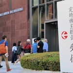 阪急阪神ホールディングスの定時株主総会会場に向かう株主ら＝１４日午前、大阪市北区（撮影・大島光貴）