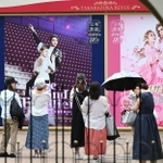 昨年１０月から中止となっていた宙組の公演再開を待ちわび、開演の約１時間半前から劇場を訪れたファンたち＝２０日午前、宝塚市栄町１（撮影・大田将之）
