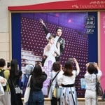 昨年１０月から中止となっていた宙組の公演が再開し、劇場に詰めかけたファンたち＝２０日午後、宝塚市栄町１（撮影・大田将之）