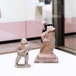 古代ローマ帝国の娯楽には欠かせない闘剣士の像などが並ぶ会場＝神戸市立博物館