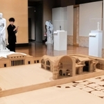 カラカラ浴場を復元した模型や彫刻などが並ぶ会場＝神戸市立博物館