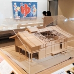 湯屋を復元した模型や銭湯ののれんなどが並ぶ会場＝神戸市立博物館