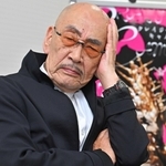 カメラマンに促され「こんな感じでいいか？」とポーズを取る麿赤兒さん＝神戸市中央区東町、神戸市立中央区文化センター（撮影・斎藤雅志）