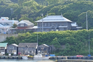 北海道・焼尻島の港を望む旧小納（こな）家。和洋折衷の不思議な豪邸（Ｃ）ＨｉｒｏｙｕｋｉＹａｎａｉ