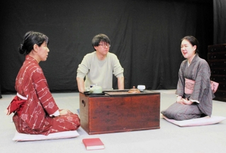 「留守　一幕」の稽古風景。女中同士の会話から不穏な空気が漂う＝神戸市長田区二葉町５、新長田小劇場