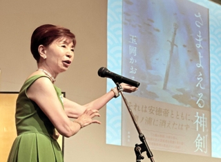 新著「さまよえる神剣」の取材エピソードを披露する玉岡かおるさん＝神戸市中央区（撮影・冨居雅人）