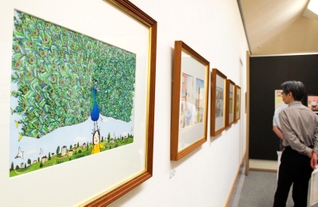 神戸市在住の絵本作家、きたむらさとしさんの原画などが並ぶ会場＝神戸市東灘区向洋町中５