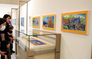 神戸市在住の絵本作家、スズキコージさんの原画などが並ぶ会場＝神戸市東灘区向洋町中５