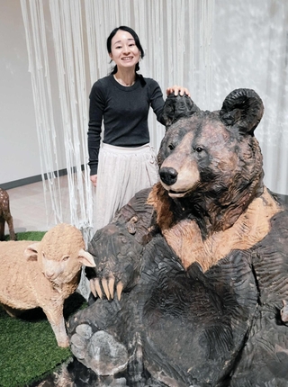 「いきものとは一期一会」と語るはしもとみおさん＝神戸市東灘区向洋町中２、神戸ゆかりの美術館
