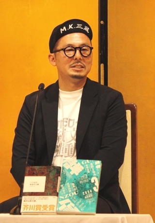 芥川賞の受賞会見で喜びを語る松永Ｋ三蔵さん＝１７日午後、東京都内（撮影・末永陽子）