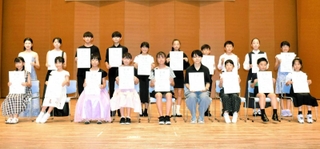 昨年の第３３回兵庫県学生ピアノコンクール本選の入賞者たち＝神戸新聞松方ホール
