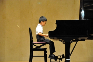 課題曲を演奏する昨年の出場者＝加東市上三草、やしろ国際学習塾