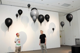 展示室に浮かぶ作品「ブラックバルーン」＝堺市堺区宿院町西２、さかい利晶の杜