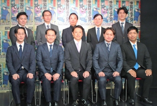 出演への意気込みを語った片岡松十郎（前列左から３人目）、片岡千寿（同４人目）、千次郎（同２人目）ら＝大阪市内