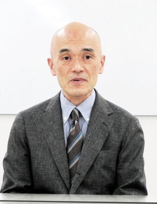 取材に応じる村上浩爾・宝塚歌劇団理事長＝３１日午後、宝塚市栄町１