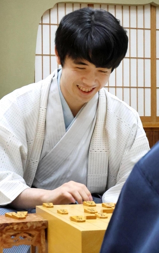 ７番勝負の第３局で勝ち、対局を振り返る藤井聡太王位＝31日午後、徳島市、渭水苑