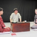 「留守　一幕」の稽古風景。女中同士の会話から不穏な空気が漂う＝神戸市長田区二葉町５、新長田小劇場