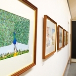 神戸市在住の絵本作家、きたむらさとしさんの原画などが並ぶ会場＝神戸市東灘区向洋町中５