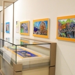 神戸市在住の絵本作家、スズキコージさんの原画などが並ぶ会場＝神戸市東灘区向洋町中５