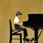 課題曲を演奏する昨年の出場者＝加東市上三草、やしろ国際学習塾
