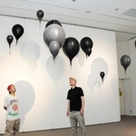 展示室に浮かぶ作品「ブラックバルーン」＝堺市堺区宿院町西２、さかい利晶の杜