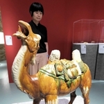 唐時代に作られた「三彩駱駝」。背中に絹と魔除けの面を背負っている＝京都府大山崎町、アサヒグループ大山崎山荘美術館