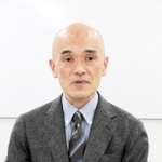 取材に応じる村上浩爾・宝塚歌劇団理事長＝３１日午後、宝塚市栄町１
