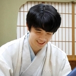 ７番勝負の第３局で勝ち、対局を振り返る藤井聡太王位＝31日午後、徳島市、渭水苑