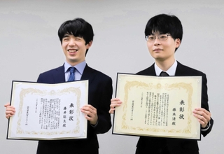 表彰状を手にする（左から）藤井聡太七冠と藤本渚五段＝８月１日、大阪市福島区、関西将棋会館