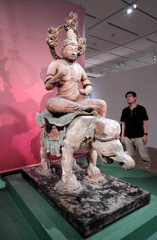 平安時代につくられた帝釈天騎象像＝大阪市北区中之島４、大阪中之島美術館