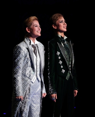 次期雪組トップの朝美絢（左）と歌う彩風咲奈＝宝塚市栄町１、宝塚大劇場（撮影・小林良多）