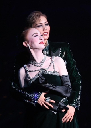 相手娘役の夢白あや（左）とデュエットダンスする彩風咲奈＝宝塚市栄町１、宝塚大劇場（撮影・小林良多）