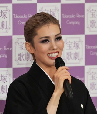 会見で笑顔を見せる彩風咲奈＝宝塚市栄町１、宝塚大劇場（撮影・小林良多）