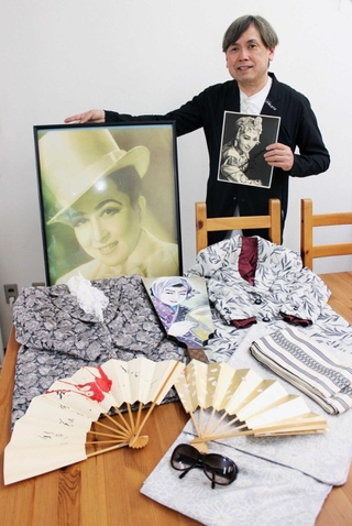 春日野八千代さんゆかりの品と、それを譲り受けた草葉達也さん＝神戸市中央区