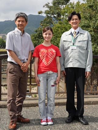 ＮＨＫ朝ドラ「おむすび」の神戸ロケに臨んだ（左から）緒形直人さん、橋本環奈さん、新納慎也さん＝２１日午後、神戸市灘区（撮影・小林良多）