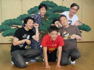 稽古場で、今回の公演でイメージするポーズを取る茂山千五郎（前列右）ら出演者＝京都市内