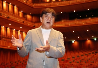 阪神・淡路大震災から３０年の節目が近づくのを受け、思いを語る佐渡裕＝西宮市高松町、兵庫県立芸術文化センター大ホール（撮影・笠原次郎）