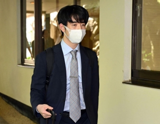 会場入りする藤井聡太王位＝２６日午後、神戸市北区有馬町、中の坊瑞苑（撮影・大田将之）