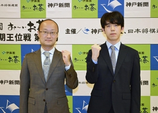 対局に意気込みを見せる藤井聡太王位（右）と渡辺明九段＝２６日午後、神戸市北区、中の坊瑞苑（撮影・大田将之）