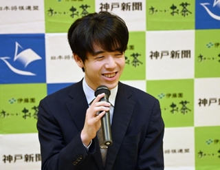 対局を前にインタビューに応じる藤井聡太王位＝２６日午後、神戸市北区有馬町、中の坊瑞苑（撮影・大田将之）