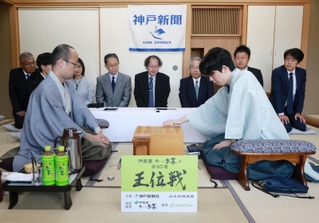 第５局で初手を指す藤井聡太王位（右）。左は渡辺明九段＝２７日午前、神戸市北区有馬町、中の坊瑞苑（撮影・笠原次郎）