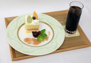 渡辺明九段の午前のおやつメロンショートケーキとアイスコーヒー＝２７日午前、神戸市北区有馬町、中の坊瑞苑（撮影・笠原次郎）