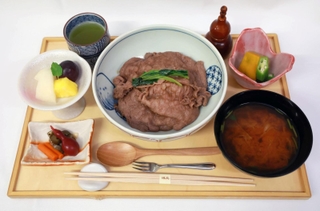 藤井聡太王位の昼食「神戸牛と淡路産玉葱の丼ぶり膳」とお～いお茶宇治抹茶（左奥）＝２７日午後、神戸市北区有馬町、中の坊瑞苑（撮影・笠原次郎）