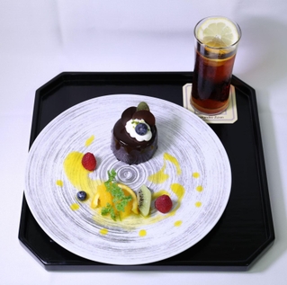 藤井聡太王位が午後のおやつに選んだチョコレートケーキ「カルマ」とアイスレモンティー＝２７日午後、神戸市北区有馬町、中の坊瑞苑（撮影・小林良多）
