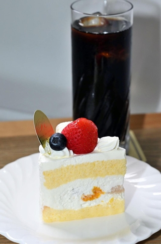 渡辺明九段の２日目午前のおやつ「苺ショートケーキ」とアイスコーヒー＝２８日午前、神戸市北区有馬町、中の坊瑞苑（撮影・風斗雅博）
