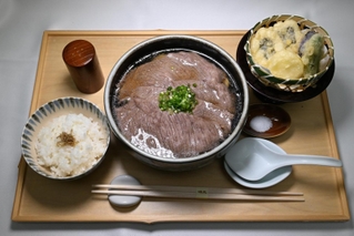 渡辺明九段の２日目の昼食「神戸牛肉うどん膳」＝２８日午後、神戸市北区有馬町、中の坊瑞苑（撮影・風斗雅博）