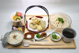 藤井聡太王位の２日目の昼食「鱧と夏野菜の天婦羅うどん」＝２８日午後、神戸市北区有馬町、中の坊瑞苑（撮影・風斗雅博）